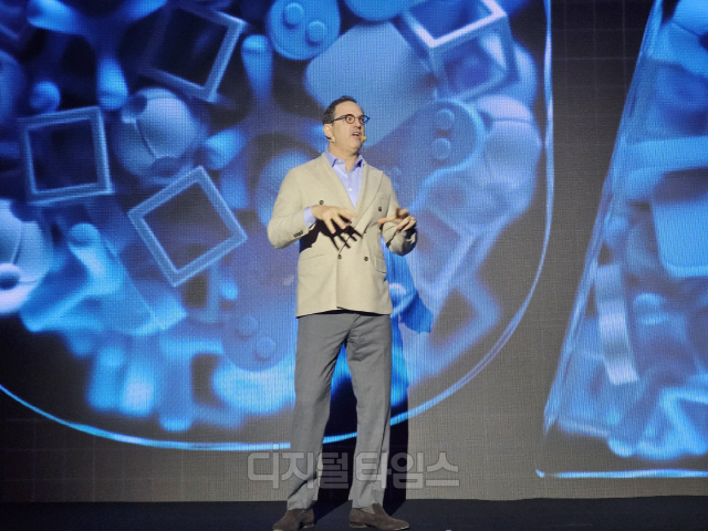 맷 브롬버그 유니티 CEO가 15일 서울 코엑스에서 열린 '유니티 유나이트 2025'에서 키노트를 진행하고 있다. 김영욱 기자